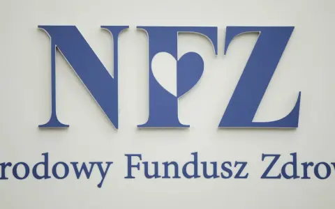 Niebieskie litery NFZ z sercem w środku oraz napis "rodowy Fundusz Zdrowia" na białym tle.
