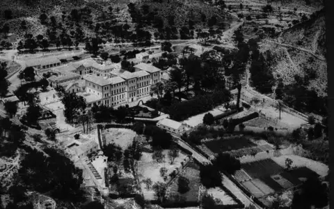 Vista aérea del preventorio Aguas de Busot, un complejo de edificios rodeado de vegetación y campos.