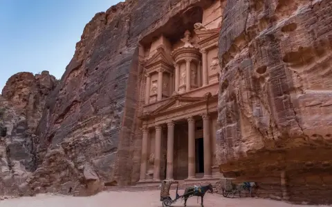 Petra, Jordania. Loty do tego cudu architektury to marzenie. Dwa zaprzęgi konne czekają przed wykutym w skale Skarbcem.