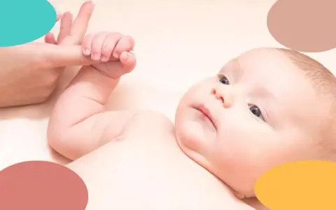Bebé de 2 meses con ojos curiosos, agarrando un dedo. Una imagen tierna para la rutina de sueño bebe 2 meses.