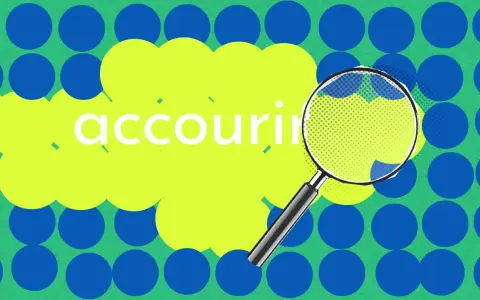Une loupe examine le mot "accourir" sur un fond vert parsemé de cercles bleus. La conjugaison d'accourir est à l'étude.