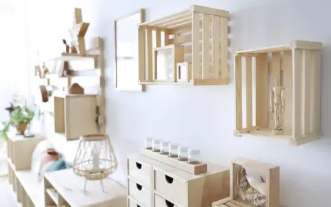 Estanterías de madera, como colgar cajas de madera en la pared para crear un espacio de almacenamiento y exhibición.