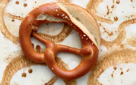 Frisch gebackene Brezel mit grobem Salz, bereit zum Genuss. Perfekt für alle, die gerne Lauge selber machen.