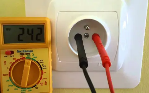 Jak zmierzyć rezystancję izolacji – uniknij niebezpieczeństw w elektryce