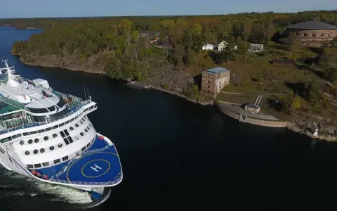 Färja passerar Fredriksborgs hotell och fästning i Stockholms skärgård.