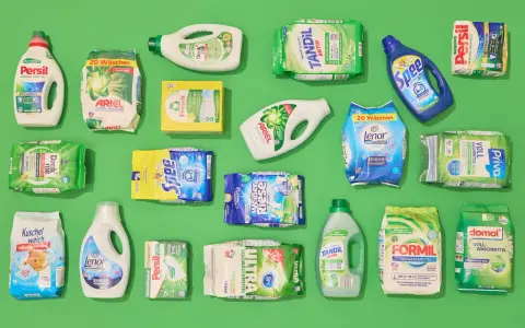 Eine Auswahl an Waschmitteln: Persil, Ariel, Spee, Lenor, Tandil, Formil, Domol, Frosch, Denk mit, Kuschel weich, Priva, Weißer Riese. Hier sieht man, welche Waschmittel man für strahlend saubere Wäsche braucht.