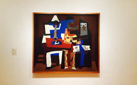 En kubistisk målning av Pablo Picasso föreställer musiker med instrument och noter.