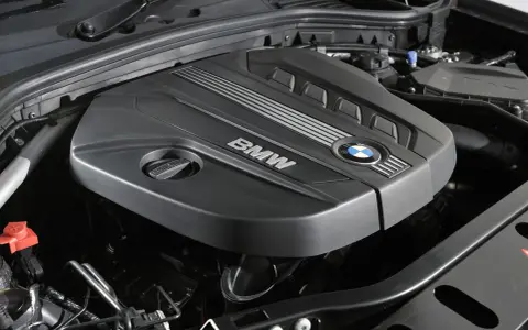Silnik BMW z charakterystycznym logo. N47 to oznaczenie tej jednostki napędowej.