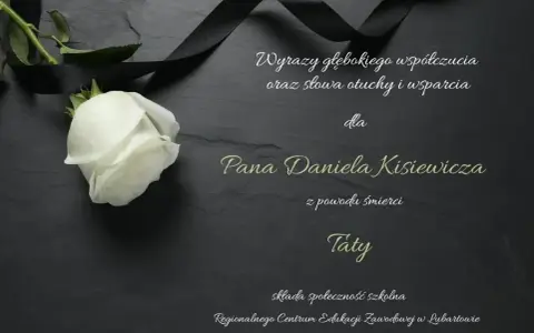 Biała róża i czarna wstęga na ciemnym tle. Kondolencje sms dla Pana Daniela Kisiewicza z powodu śmierci Taty od społeczności szkolnej.
