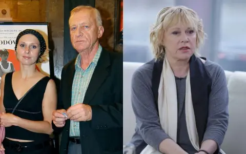 Witold Holtz z młodszą kobietą obok plakatu, a po prawej siedząca kobieta z blond włosami.