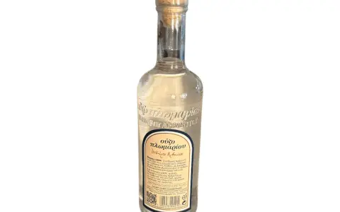 Eine Flasche Ouzo mit korken. Der Etikett beschreibt den Ouzo Geschmack und die Geschichte des Getränks.