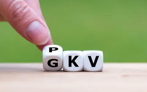 Finger dreht Würfel von "P" zu "G". Die Würfel zeigen "GKV". Das steht für eine gute Wahl bei der teilzeit krankenversicherung.
