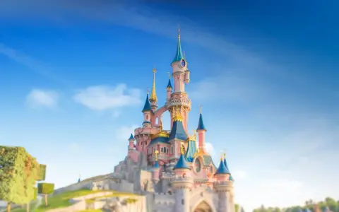 Zamek w Disneylandzie na tle błękitnego nieba.