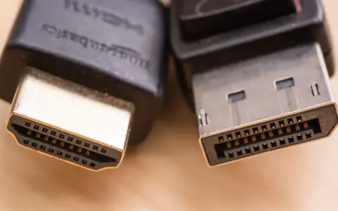 Zbliżenie na wtyczki HDMI i DisplayPort, pokazujące różnice w ich budowie.