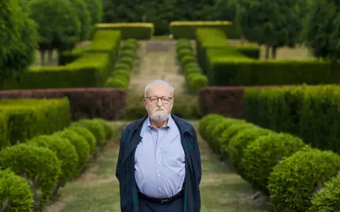 Krzysztof Penderecki w otoczeniu geometrycznych ogrodów. Ciekawostki o jego życiu i twórczości mogą zaskoczyć.