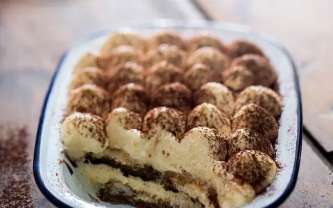 Un délicieux tiramisu speculoos, crémeux et saupoudré de cacao, prêt à être dégusté.