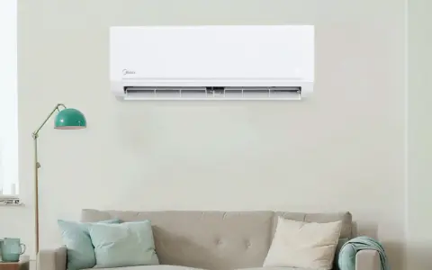 Un moderno aire acondicionado Midea instalado en la pared, listo para poner aire acondicionado en casa y disfrutar del confort.