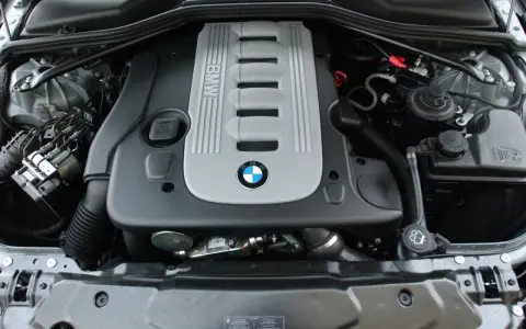 Silnik BMW m57 z widocznym logo marki.
