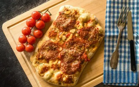 Pizza gourmet: Co to? Odkryj definicję i sekrety wyjątkowego smaku.