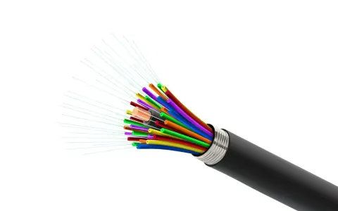 Kolorowy kabel światłowodowy z odsłoniętymi żyłami, jak wygląda kabel światłowodowy.