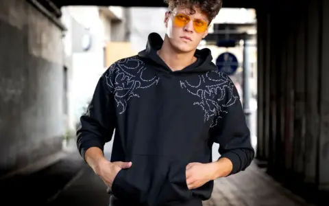 Czarna bluza: Jakie spodnie wybrać, by zawsze wyglądać stylowo?