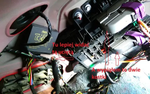 Wiązka przewodów w Oplu, widoczna ucięta żyła i wyjęte kostki, potencjalnie związane z błędem dtc u0140.