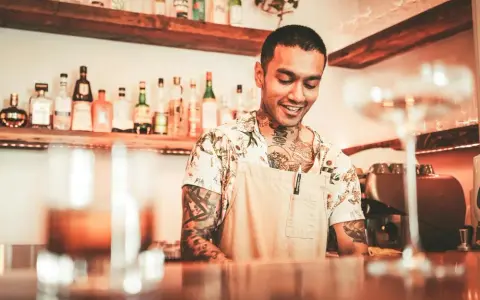 Barman w Grecji: Zarobki do 2500€! Ile zaoszczędzisz?