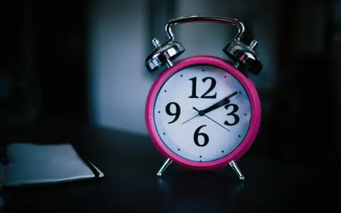 Różowy budzik na stoliku przypomina o zbliżającej się ciszy nocnej. Czas na sen.