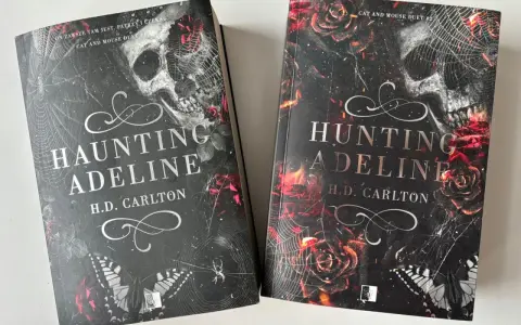 Okładki książek "Haunting Adeline" i "Hunting Adeline" z motywami czaszki, róż i pajęczyn.