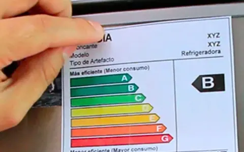 Etiqueta energética de una nevera. Explica que significan las letras en los electrodomésticos, indicando la eficiencia de la "B".