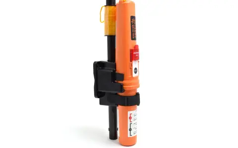 Un transpondeur SART orange vif, essentiel pour la définition de la sécurité maritime. Il est fixé sur un mât avec une bobine de corde jaune.