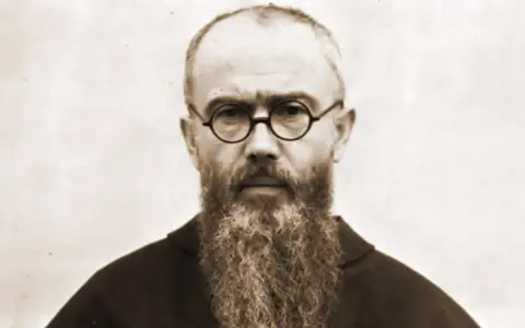 Portret brodatego mężczyzny w okularach, przypominającego świętego Maksymiliana.