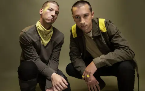 Tyler Joseph i Josh Dun, duet znany z tworzenia wyjątkowych twenty one pilots utworów, pozują w charakterystycznych strojach.