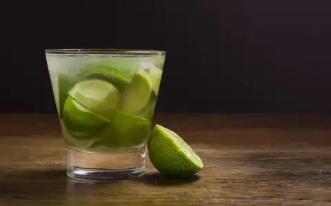 Drinki z jajkiem: Przepisy, bezpieczeństwo i sekret pianki