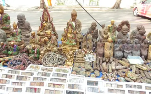 Stoisko z pamiątkami z Tajlandii: figurki Buddy, mnichów i amulety. Idealne, co przywieźć z tajlandii.