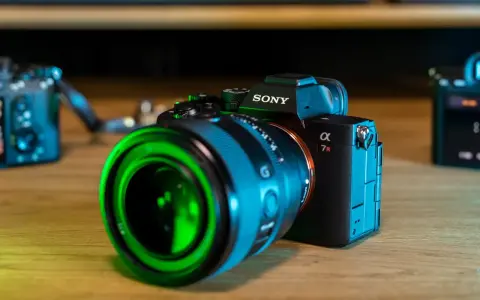 Sony a7r5 z obiektywem o zielonym blasku, gotowy do uchwycenia niezwykłych chwil.