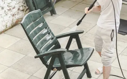 Jak czyścić meble ogrodowe plastikowe? Domowe i profesjonalne sposoby