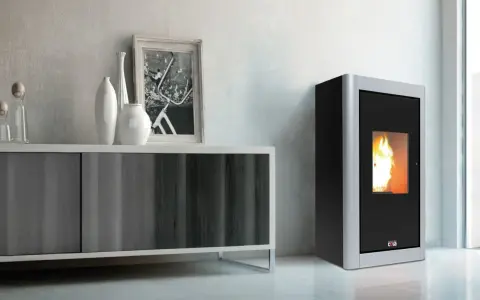 Stufa a pellet da 8 kW con fiamme vive. Arreda un soggiorno moderno con un mobile contenitore e decorazioni.