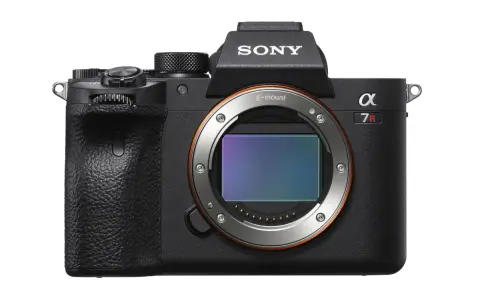 Czarny aparat Sony a7R IV z widocznym sensorem i mocowaniem E.