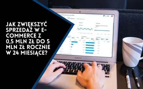 Ręce na klawiaturze laptopa analizują wykresy sprzedaży. Jak zwiększyć sprzedaż w e-commerce z 0,5 mln zł do 5 mln zł rocznie w 24 miesiące? Bez zawrotów głowy i mdłości.