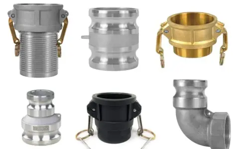 Różne typy złączek camlock: aluminiowe, mosiężne i czarne, w tym kolanko.