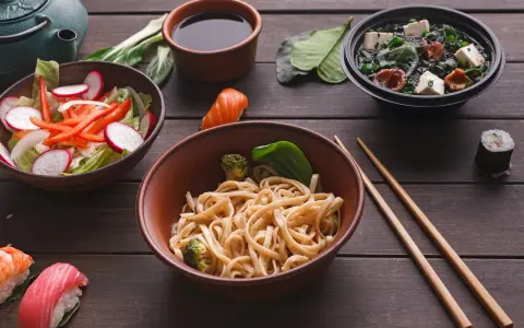 Sos sojowy do czego? Do makaronu z brokułami, zupy miso, sałatki z rzodkiewką i sushi. Pyszny azjatycki posiłek.