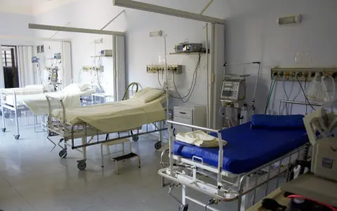 Sale oddziałowe z łóżkami, aparaturą medyczną i parawanami. Miejsce na leczenie odwykowe zamknięte.