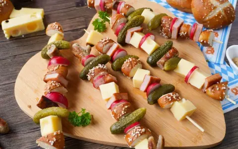 Herzhaftes Oktoberfest Essen: Spieße mit Brezeln, Käse, Radieschen, Gurken und Wurst.