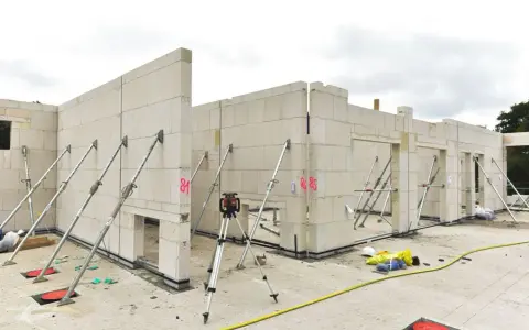 Baustelle mit Kalksandsteinmauern, die mit Stützen gesichert sind. Die Kalksandsteinmauern Kosten pro m2 sind hier im Bau.