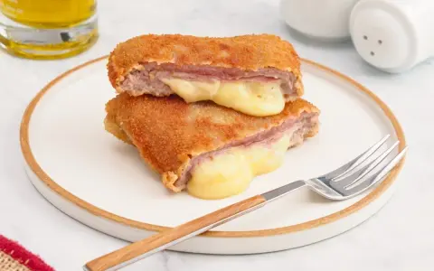 Dos deliciosos cordon bleu Francia, crujientes por fuera y con queso fundido desbordándose. ¡Un manjar!