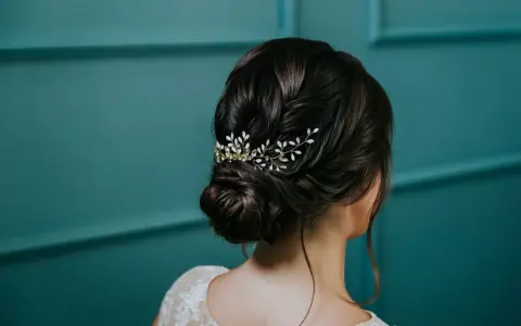 Elegancki kok hiszpański ozdobiony złotą gałązką z białymi listkami i kryształkami.