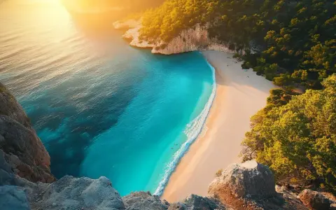 Rajska plaża z turkusową wodą i zielonymi klifami. Idealne miejsce na wakacje, odkryj turcja antalya atrakcje!