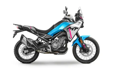 CFMoto 450 MT, una moto adventure con un look ispirato alle KTM, pronta per l'avventura.