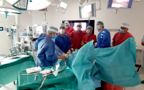 Zespół medyczny podczas operacji. Pacjent po operacji prostaty może odczuwać ból, ale jak długo boli po operacji prostaty, zależy od wielu czynników.